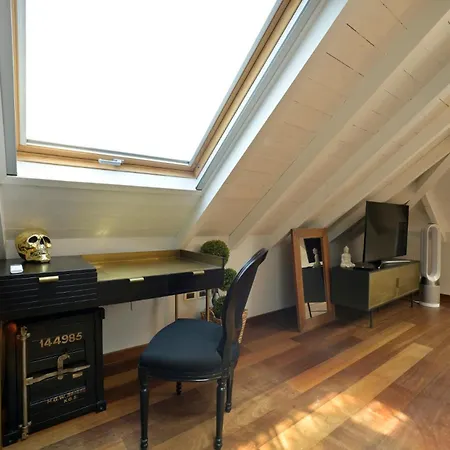 Black Loft Apartment *